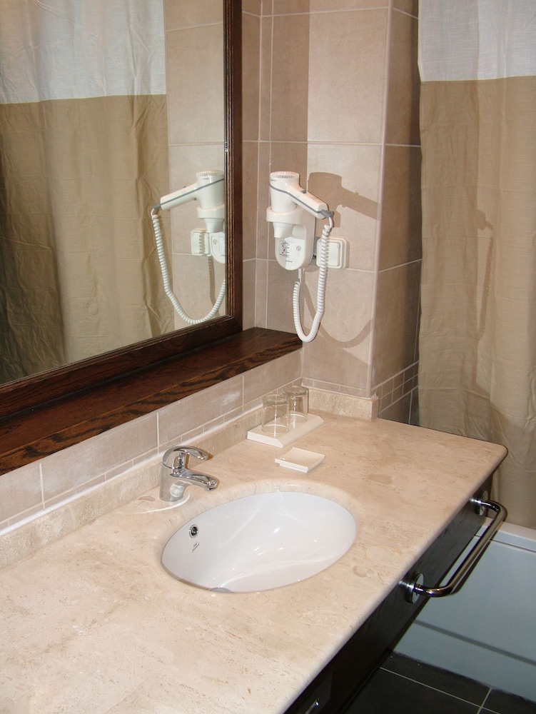 Executive Suite - Photo 2