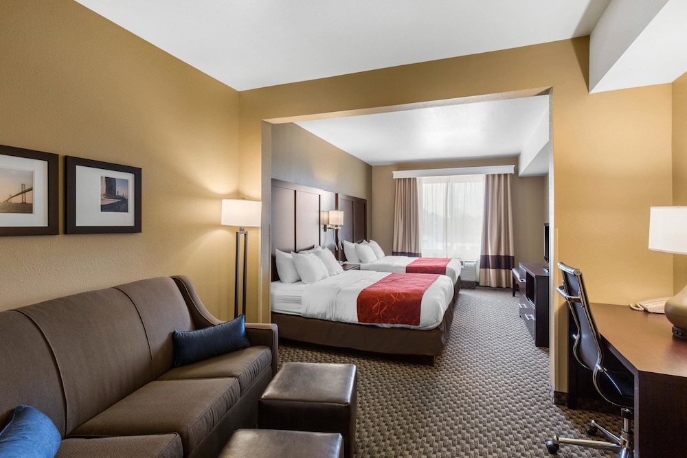 Suites 2 Queen Beds and Sofa Bed - Photo 1