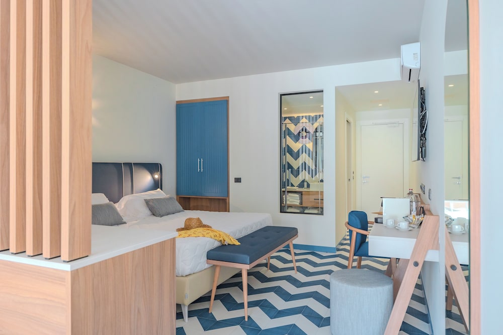 Premium Room, 1 King Bed with Sofa bed, Jetted Tub, Park View photo 2