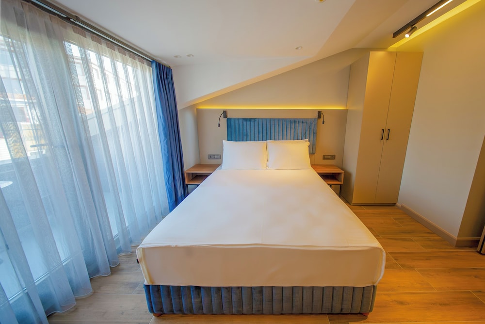 Deluxe Room, 1 Queen Bed, Balcony, City View photo 3