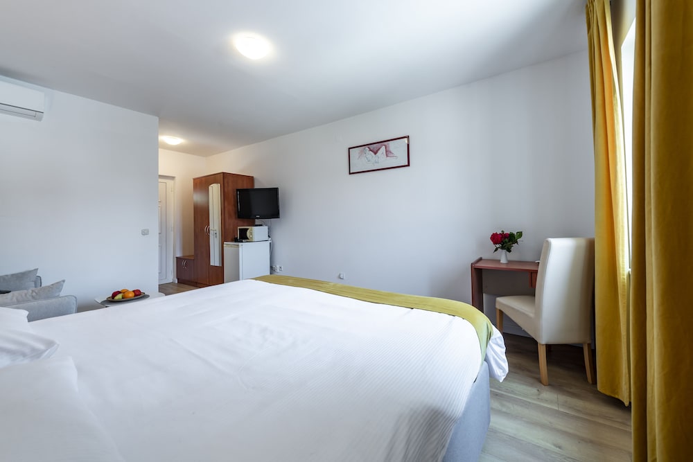 Classic Triple Room, Terrace, Partial Sea View photo 2
