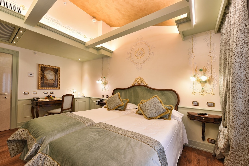 Superior Double or Twin Room (Golden Leaf )