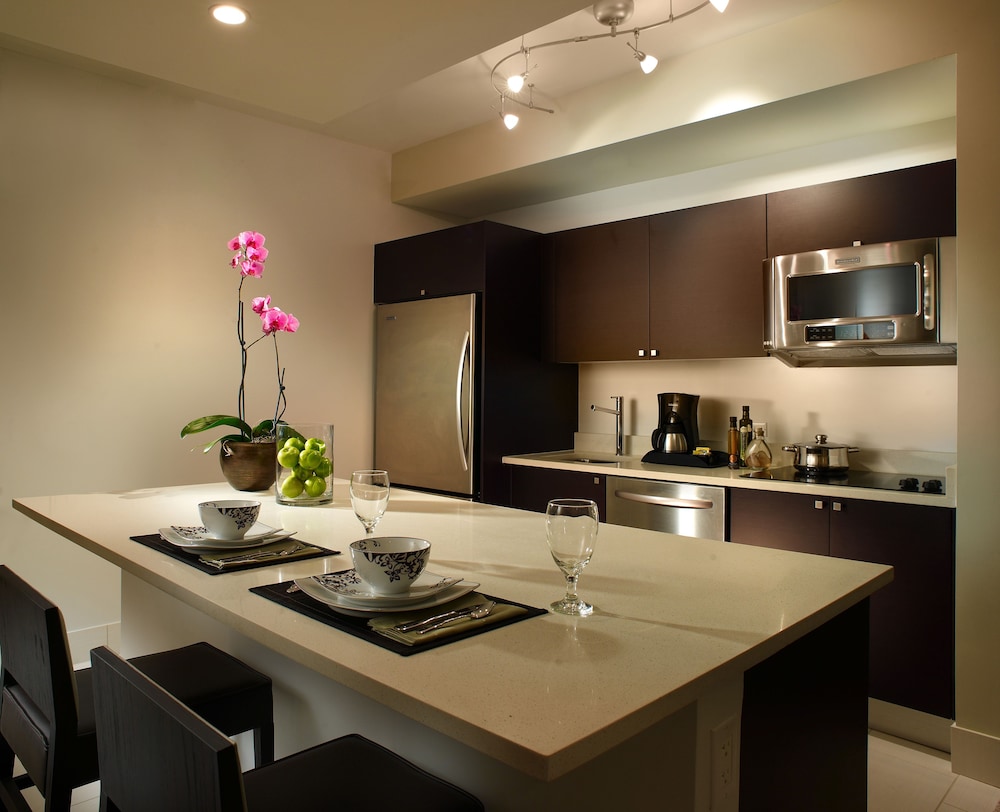 Deluxe Suite, Multiple Beds, Kitchen (Deluxe One Bedroom Double Suite) - Photo 3