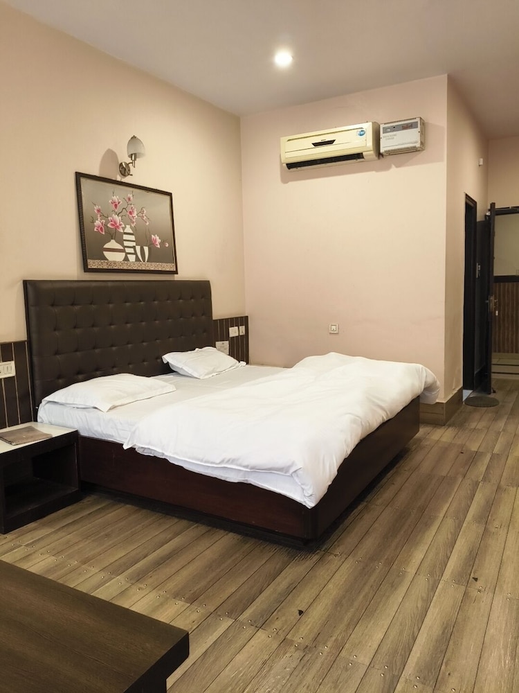 Deluxe Double Room Single Use, Garden View photo 2