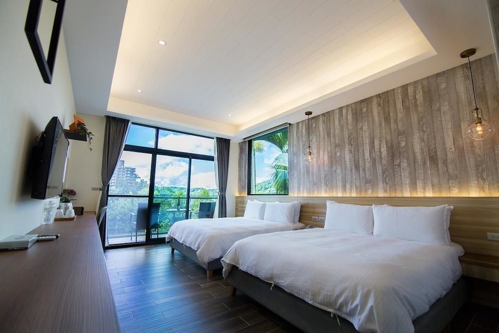 Standard Quadruple Room, City View