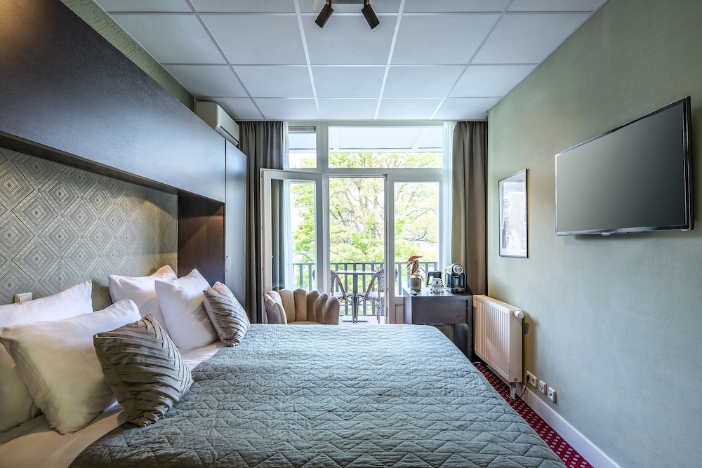 Superior Double Room, 1 Queen Bed, Balcony thumbnail 5