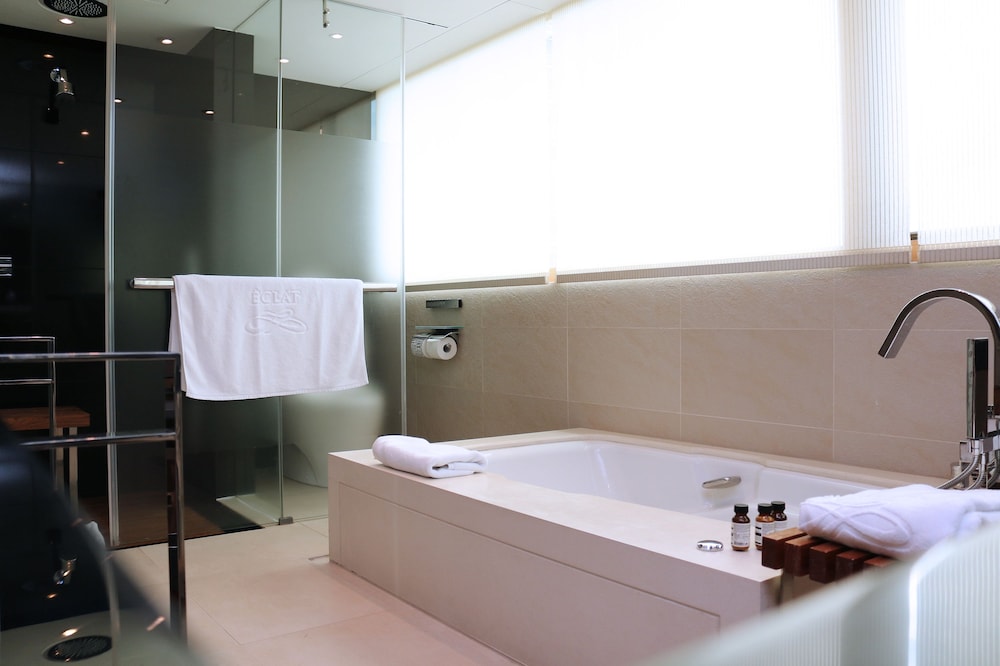 Premier 9 Room with Private Jacuzzi thumbnail 5
