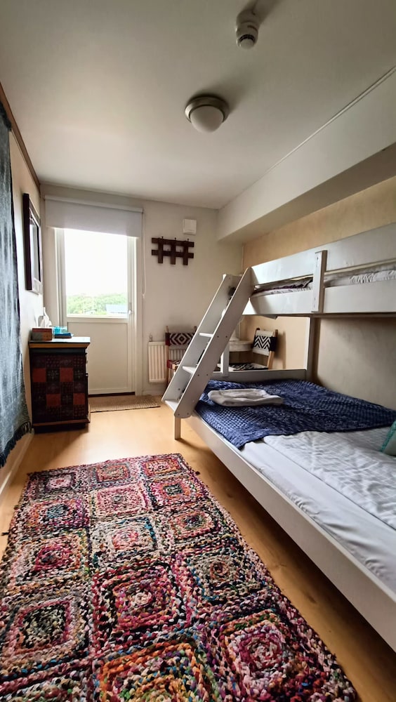 Room (Shared Bathroom)