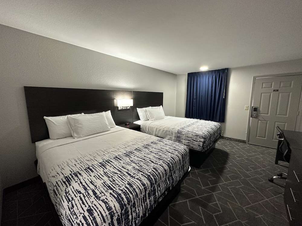 Deluxe Room, 2 Queen Beds, Non Smoking, Ground Floor