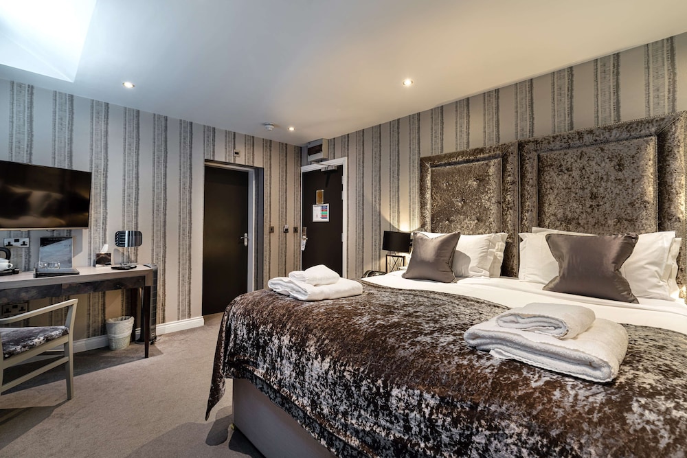 Superior Room, 1 King Bed, Non Smoking (Converts to 2 Twin Beds) - Photo 10