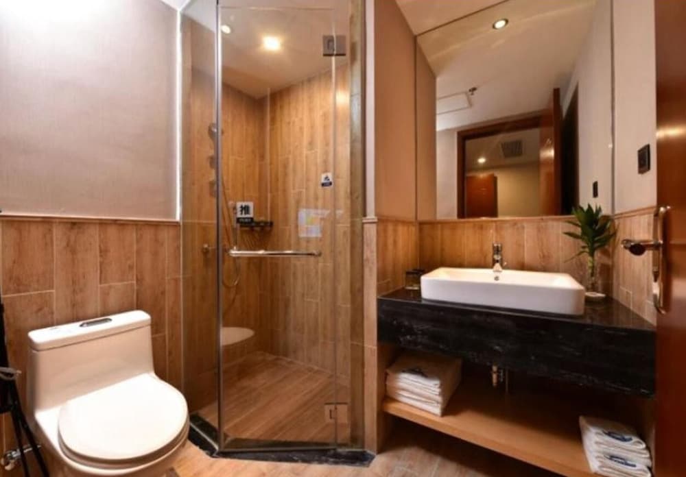 Deluxe Suite, 1 King Bed, Smoking photo 3