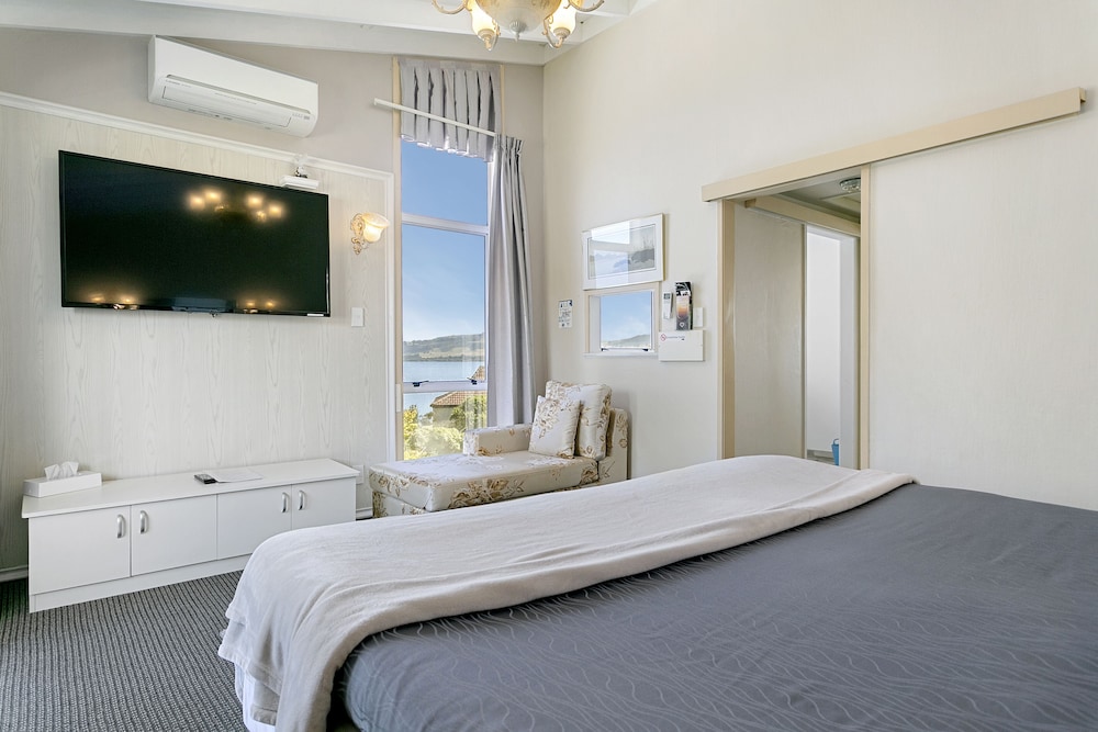 Lakefront  1 Bedrom Super King Suite (upper floor , no spa) photo 2