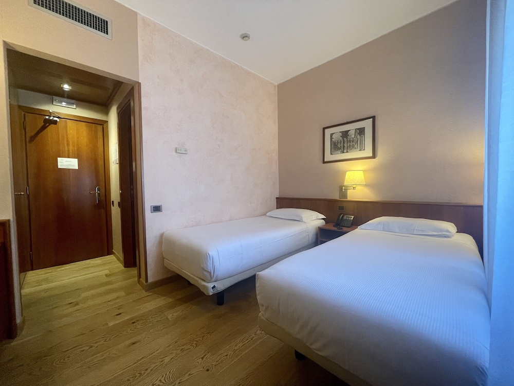 Twin Room - Photo 3
