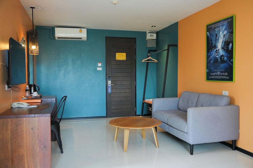 Deluxe Room, 1 King Bed, Balcony photo 2