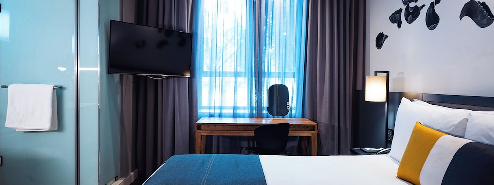 Standard Room, 1 Queen Bed - Photo 7