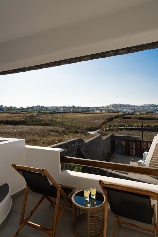 Essential Suite with Balcony& Hot Tub - Photo 7
