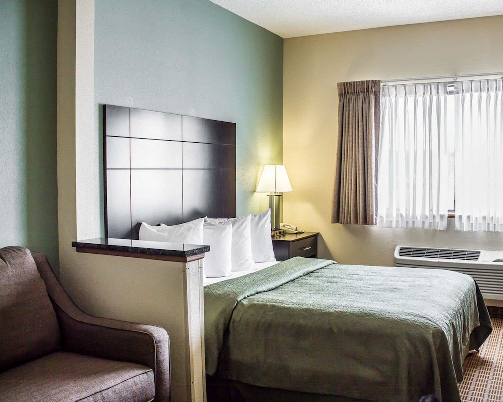 Standard Room, 1 Queen Bed, Non Smoking photo 3