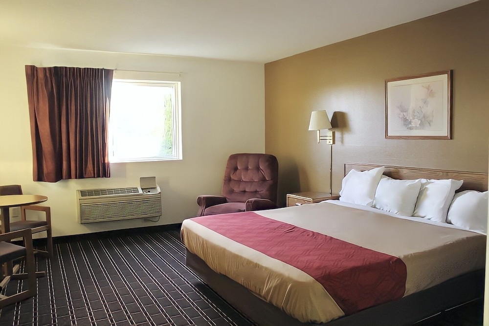 Basic Room, 1 King Bed, Accessible photo 2