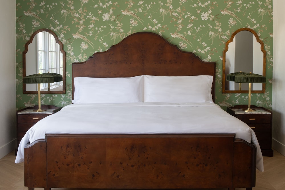Premier Room, 1 King Bed - Photo 1