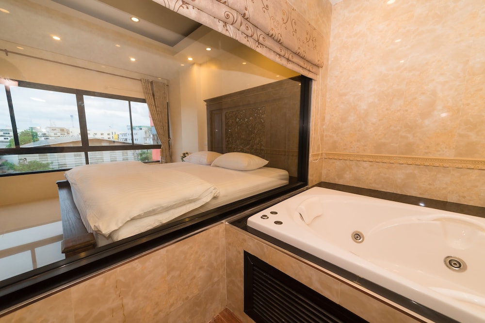 Deluxe Double Room (Bathtub) photo 3
