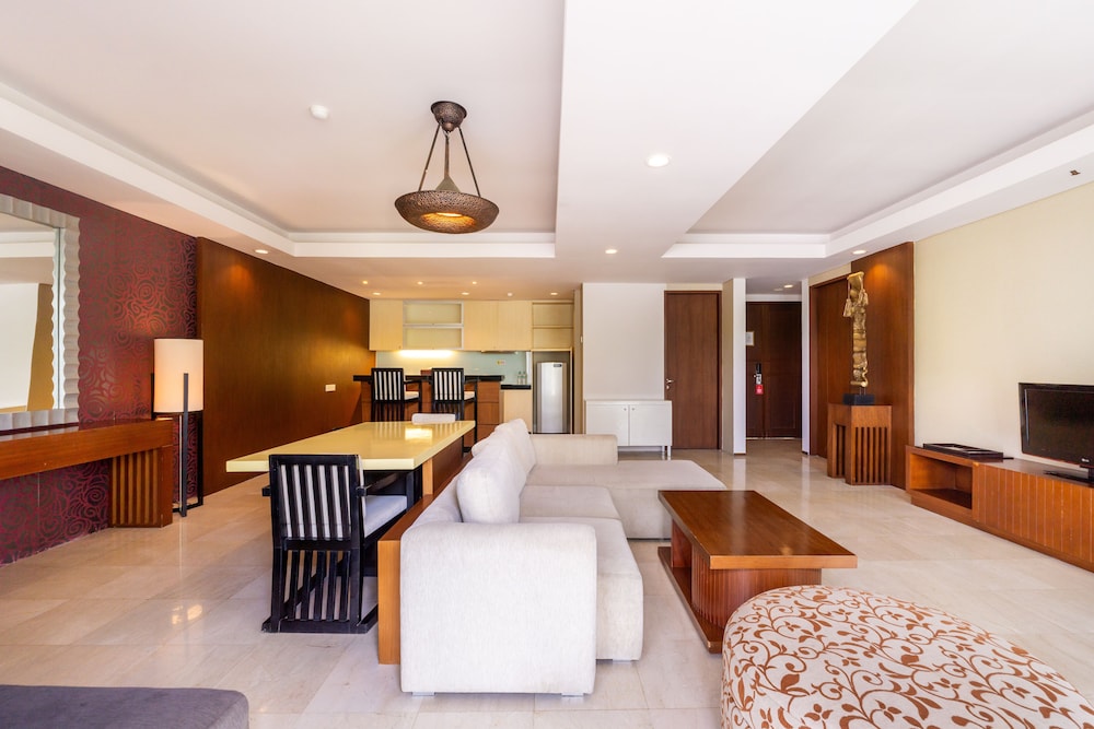 One Bedroom Suite Pool View - Photo 5