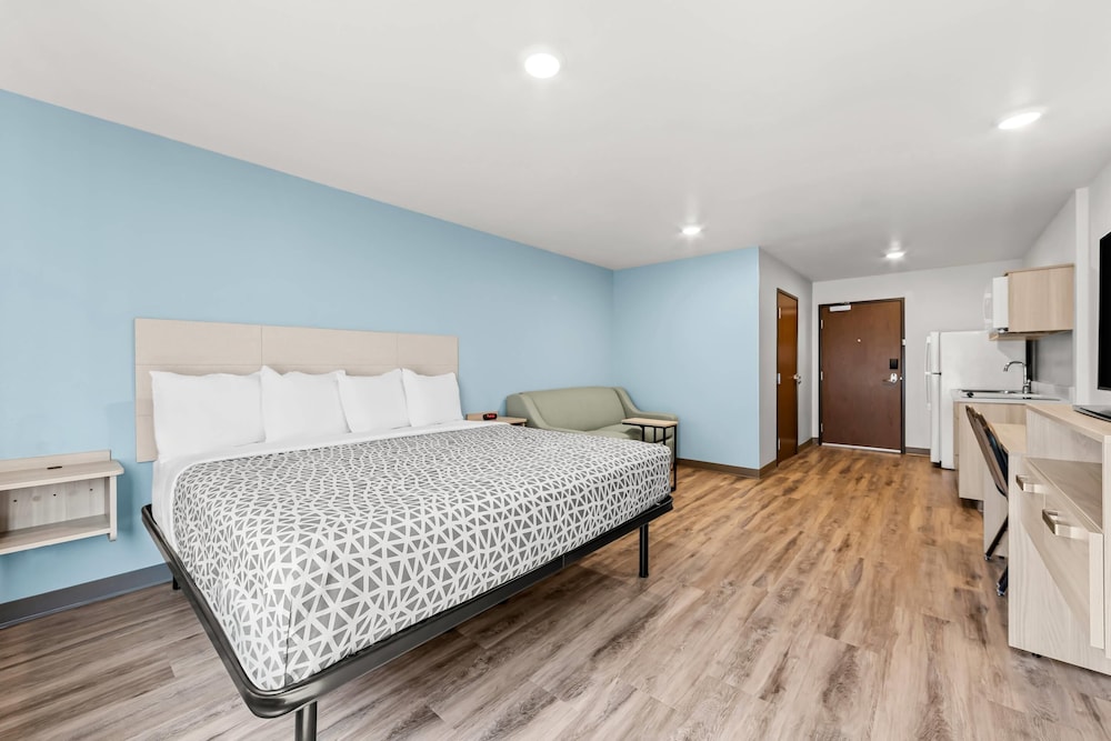 Suite, 1 King Bed, Non Smoking photo 2
