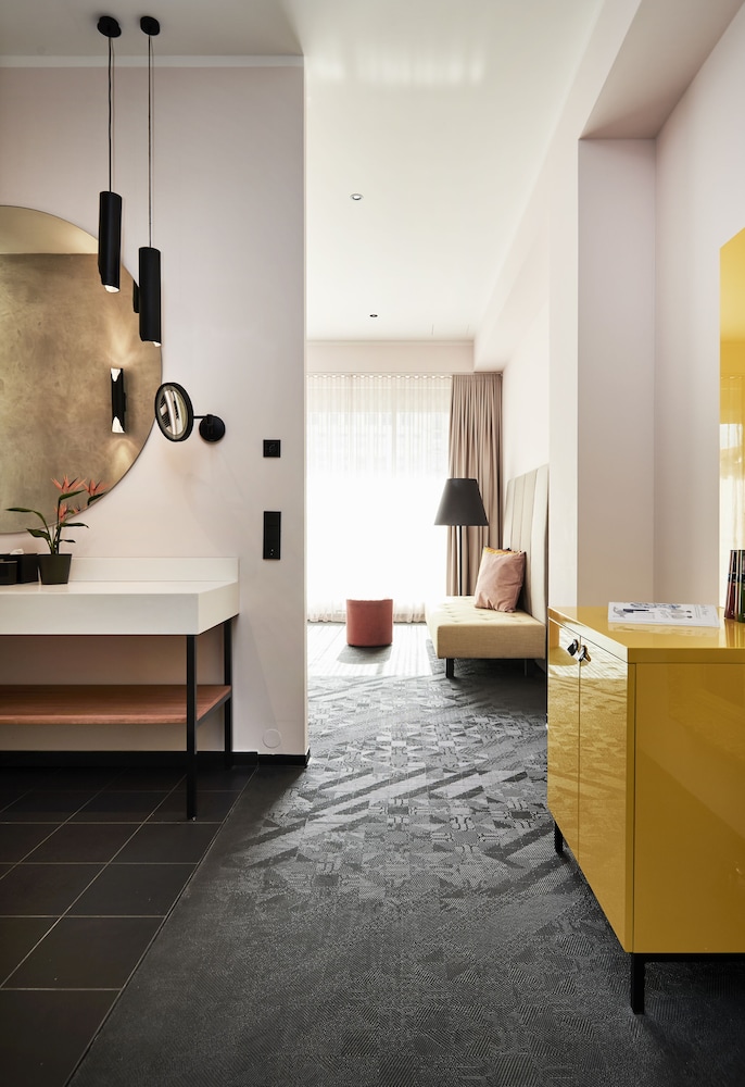 Suite with Balcony & River view - Photo 11