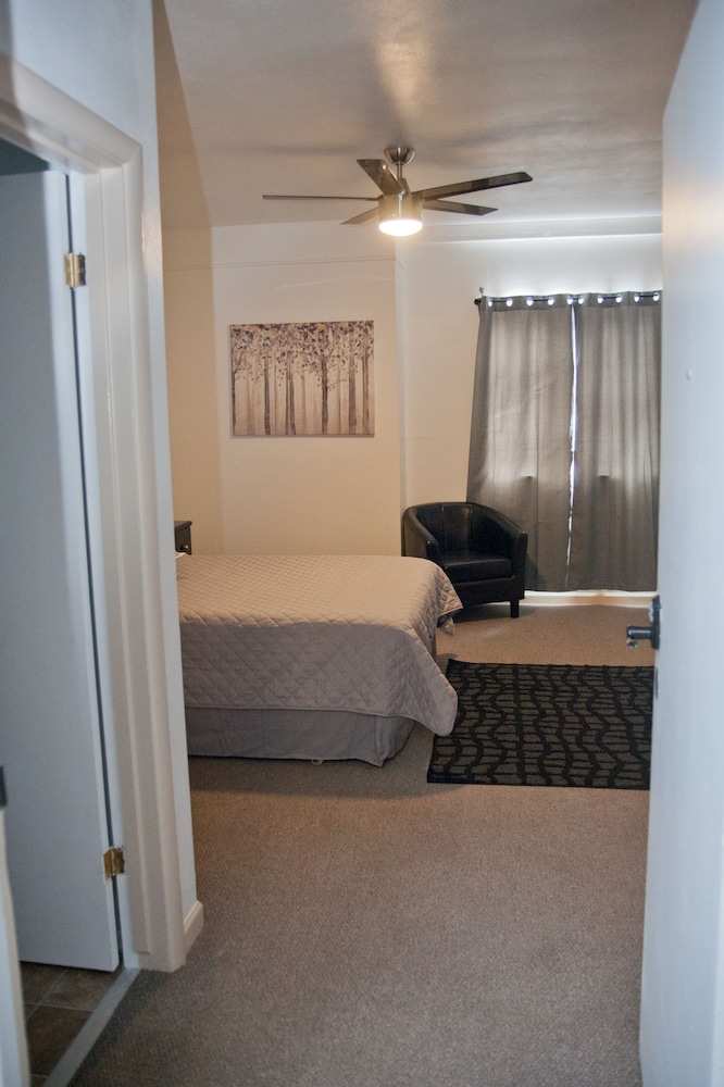 Comfort Room, 1 Queen Bed, Courtyard View photo 2