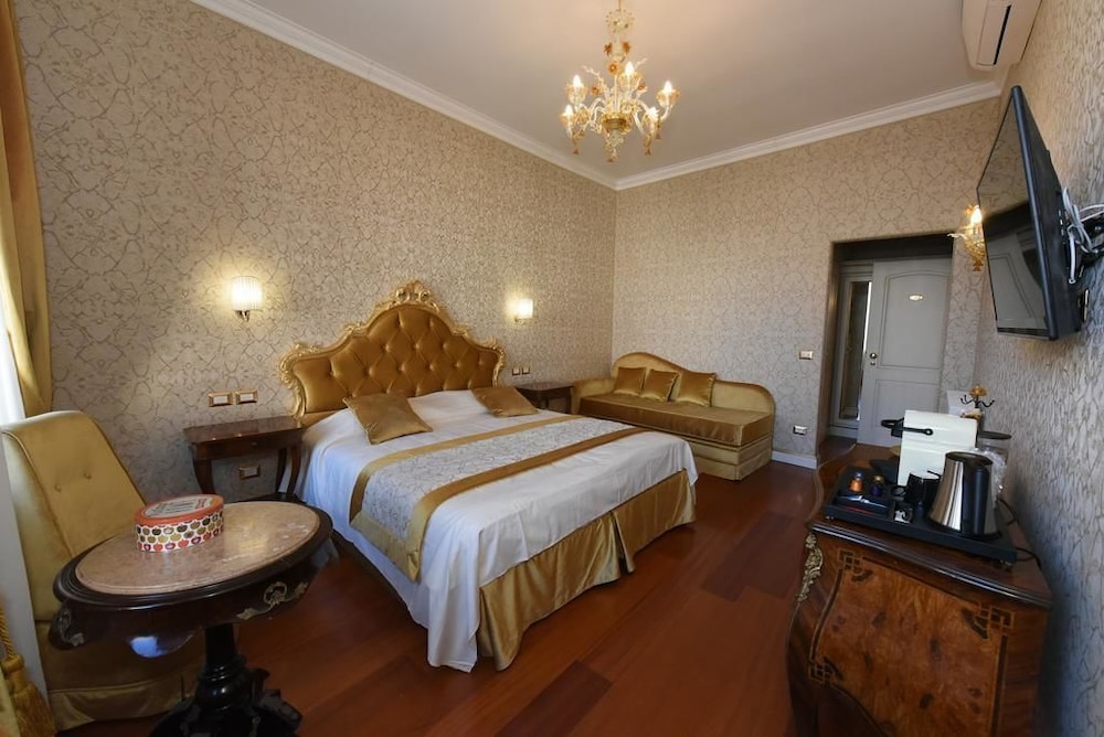 Luxury Triple Room, Non Smoking, Canal View photo 2
