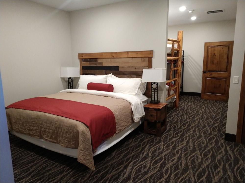 Deluxe Suite, Multiple Beds, Patio photo 2