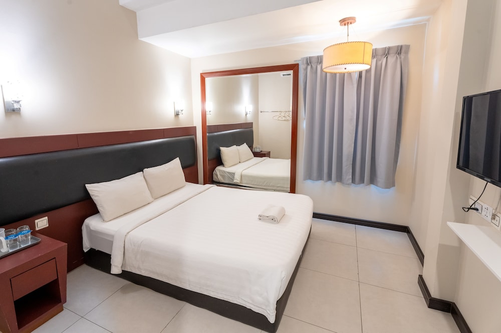 Standard Room, 1 Queen Bed - Photo 1