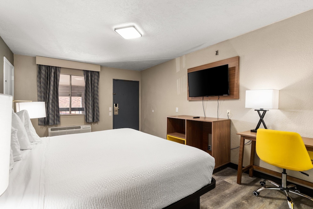 Room, 1 King Bed, Non Smoking - Photo 3