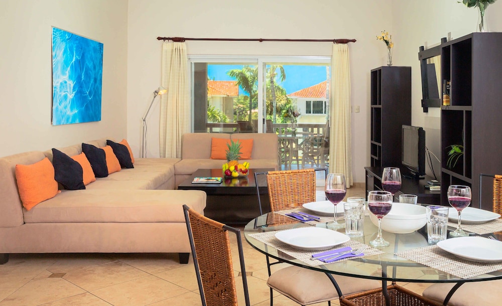 Exclusive Penthouse, 2 Bedrooms, Pool View, Beachside photo 2