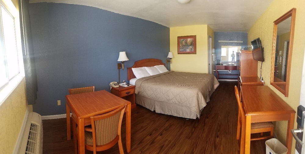 Basic Room, 1 King Bed
