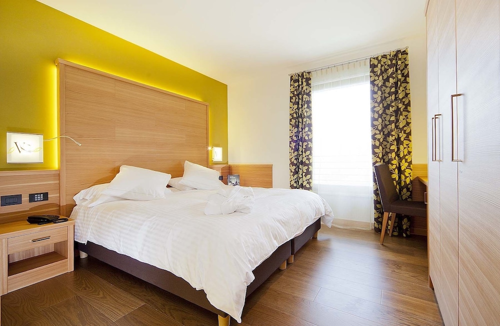 Basic Double Or Twin Room, Lake View photo 1