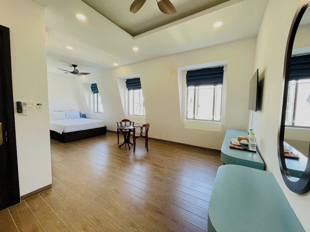 City Triple Room
