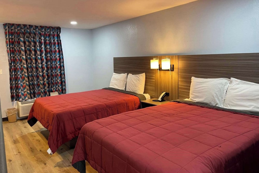 Standard Room, 2 Queen Beds, Smoking photo 2