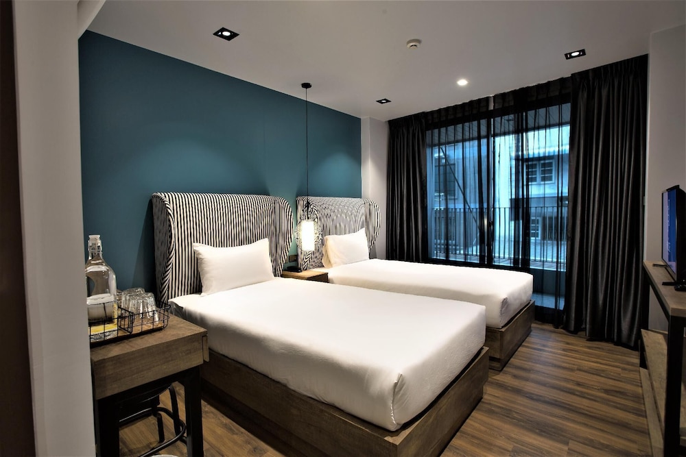 Superior Twin Room, Balcony, City View thumbnail 6