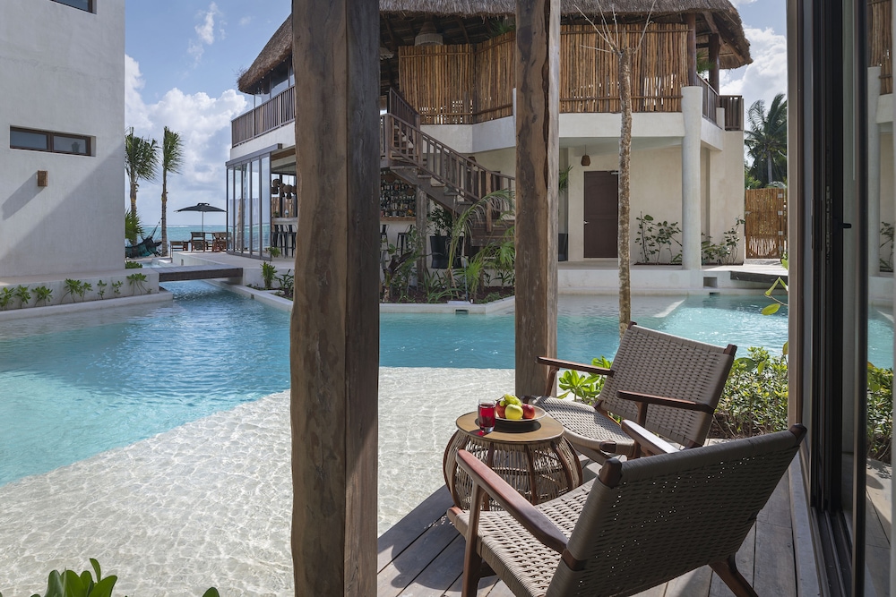 Deluxe Swim-Up King - Photo 2