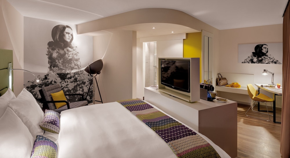 Premium Room, 1 King Bed, Garden View - Photo 2