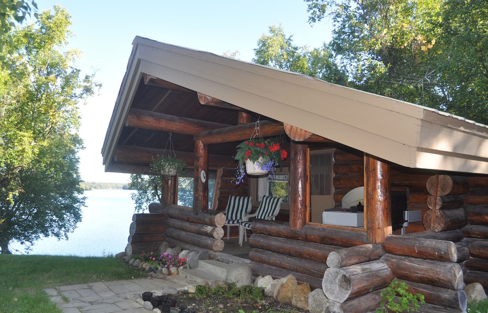 Oldtimer Log Cabin, Lakeside privacy, 1 bedroom, jetted tub, kitchen photo 3