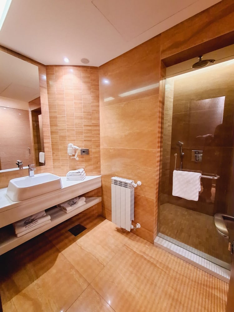 Junior Suite, 1 King Bed, Hot Tub, Sea View photo 3