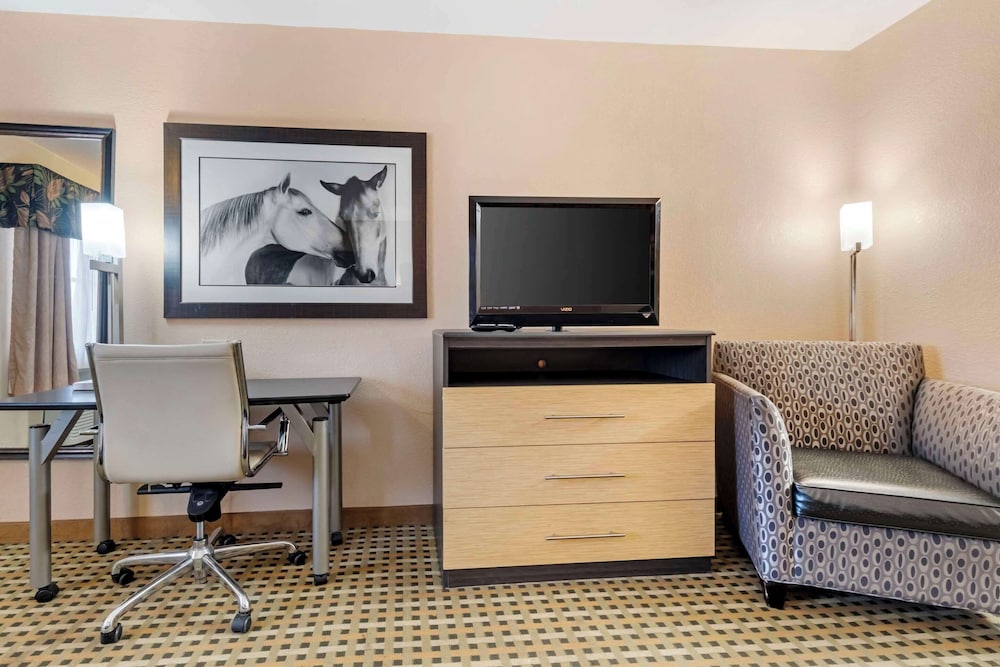 Standard Room, 2 Queen Beds, Non Smoking - Photo 4