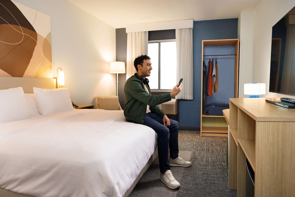 Room, 1 King Bed, Accessible, Bathtub (Mobility & Hearing) - Photo 2