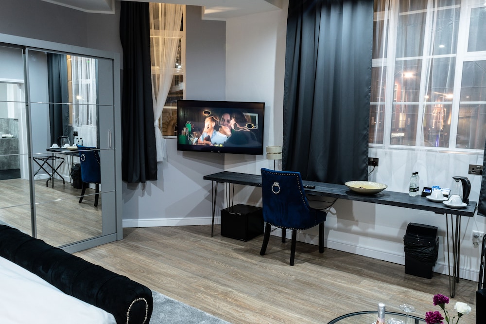 Deluxe Room, 1 King Bed, City View photo 3