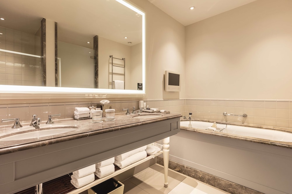 Luxury Suite, 1 King Bed (Roell) thumbnail 5