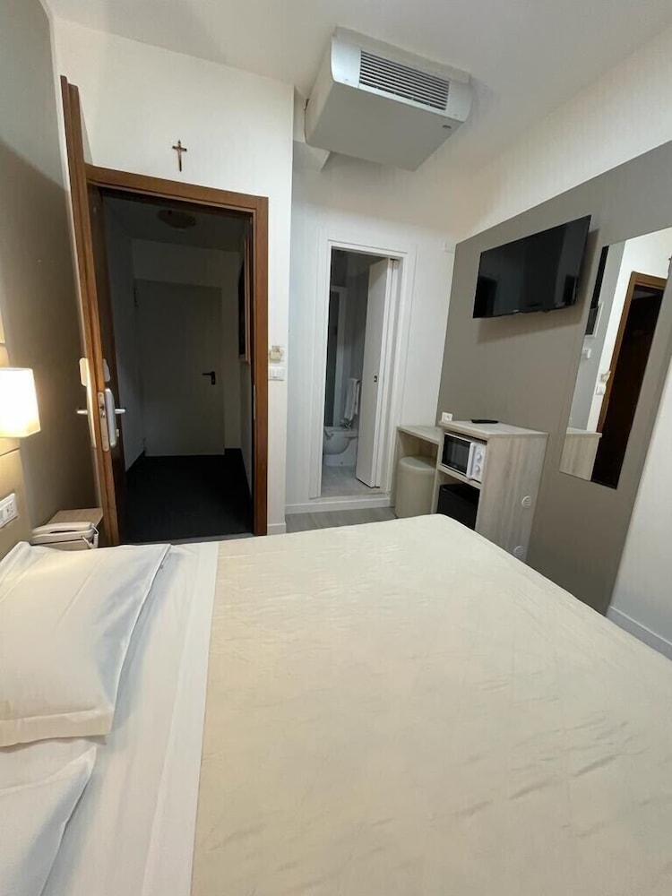 Economy Room, Balcony