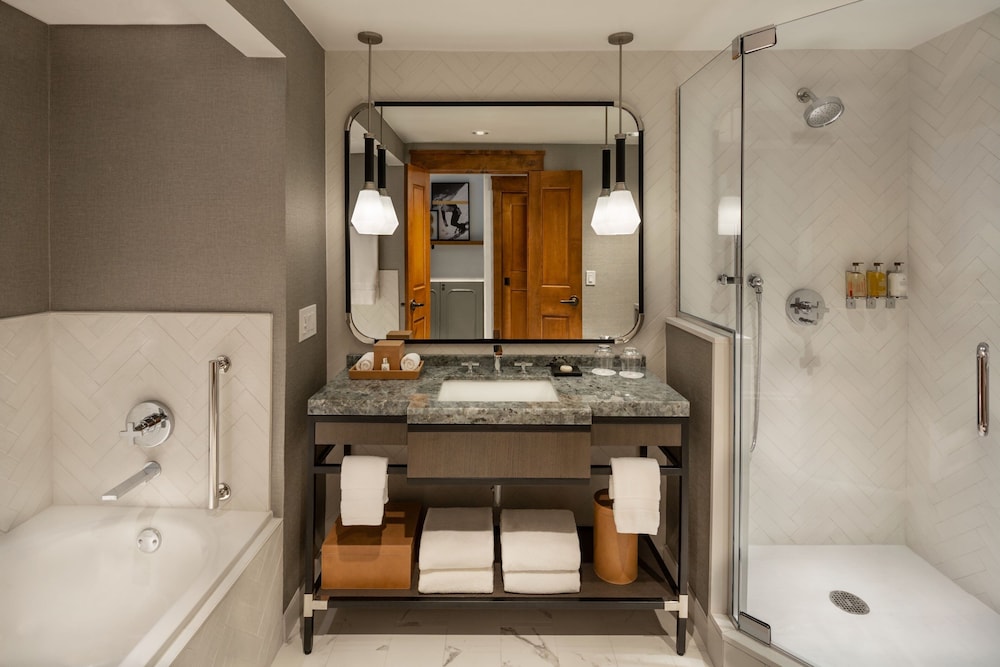 Deluxe Room, 1 King Bed with Sofa bed, Fireplace (Mobility Accessible, Tub) - Photo 4