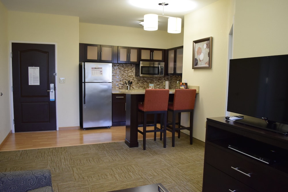 Suite, 2 Bedrooms, Kitchen - Photo 4