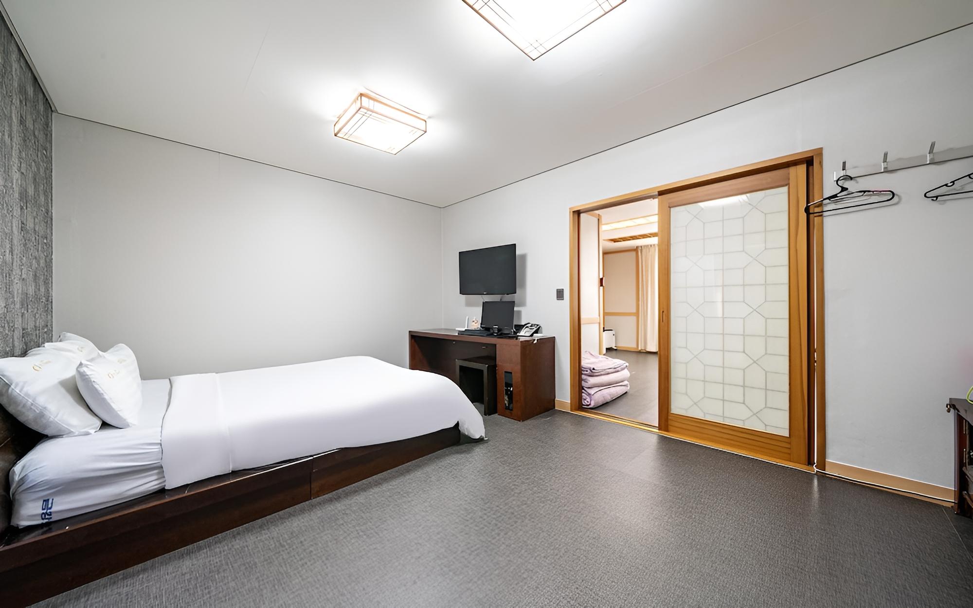 Room (Suite A (Free Breakfast Netflix Avail) photo 3